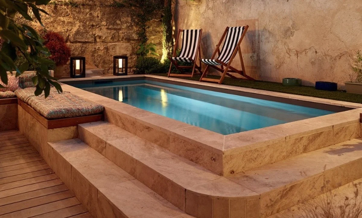Minipiscina compatta installata in un giardino, ideale per piccoli spazi e senza necessità di permessi