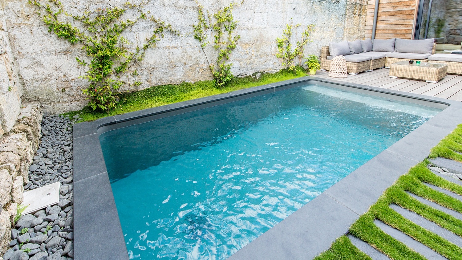 Soluzione minipiscina che offre il piacere del nuoto e relax anche in spazi ridotti, con le stesse opzioni di personalizzazione di una piscina tradizionale